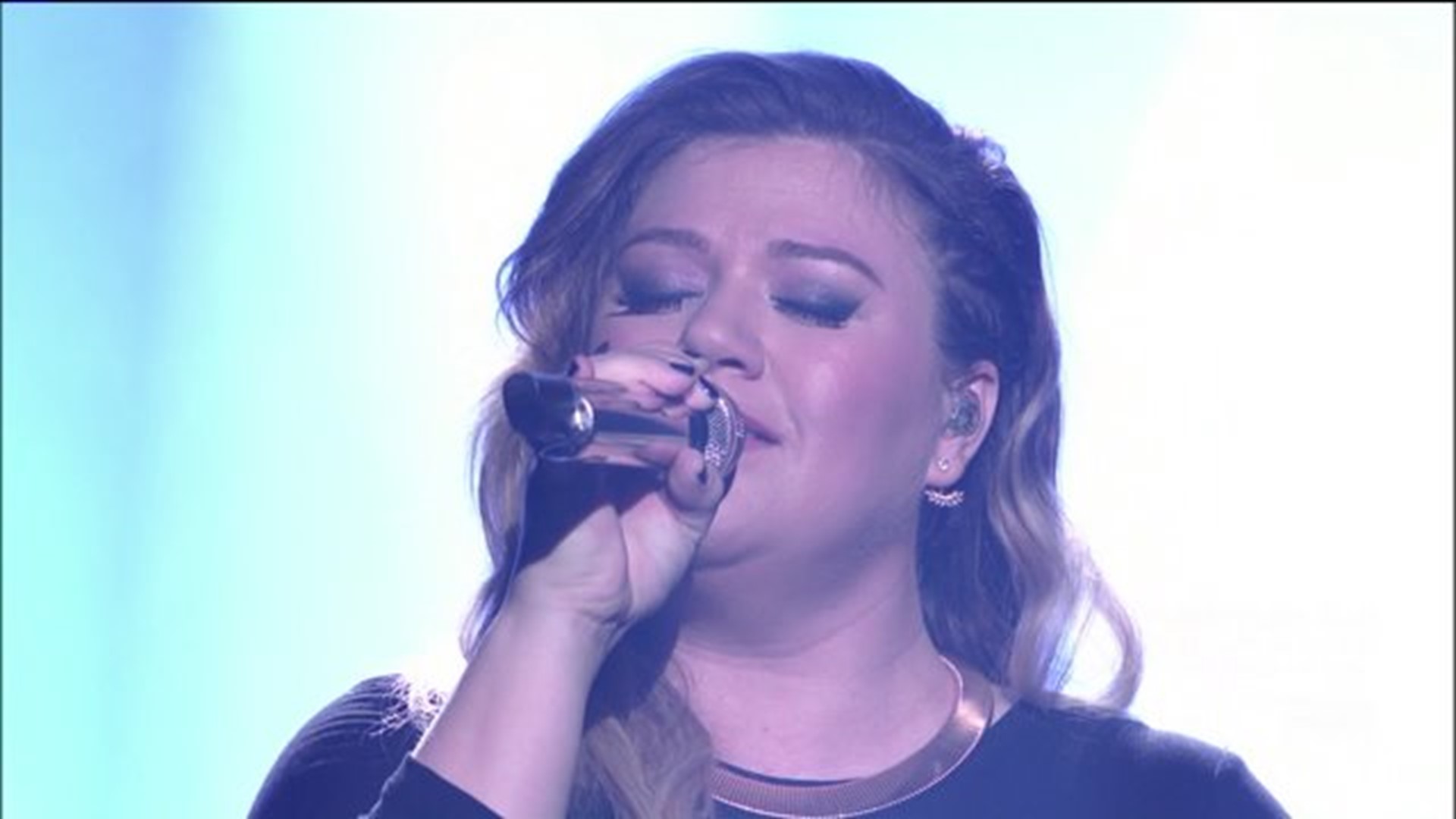 Kelly Clarkson sings medly of her greatest hits on `Ameican Idol` finale