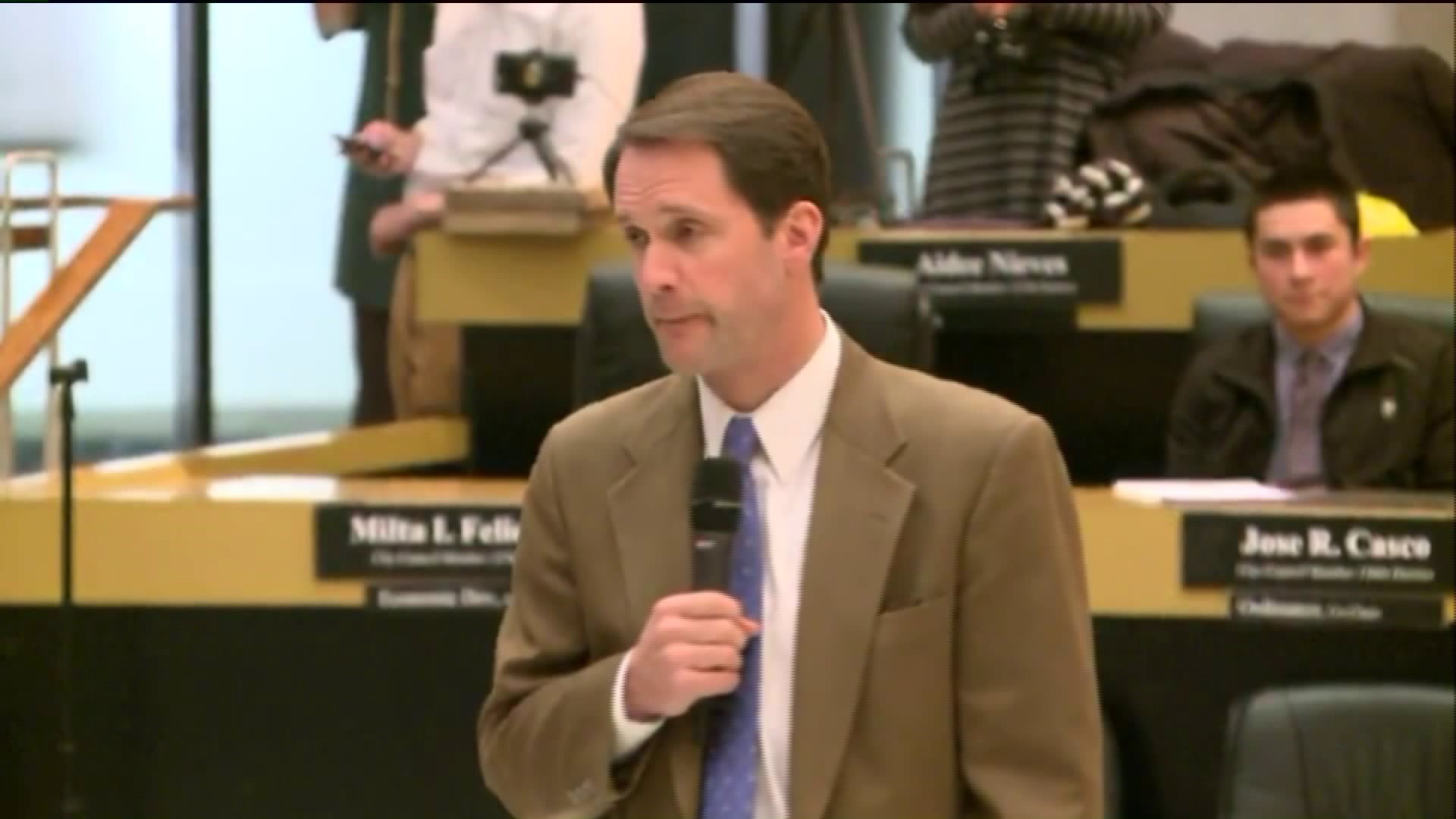 Himes holds city meeting, supports affordable care act,willing to stand up to Trump