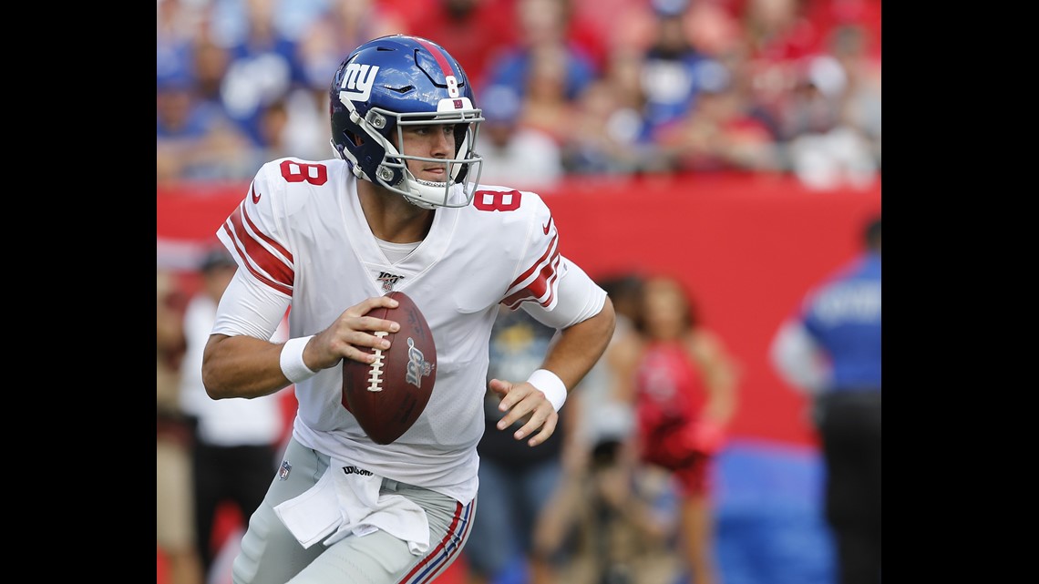 Jones sparkles in his start, Giants rally past Bucs 32-31