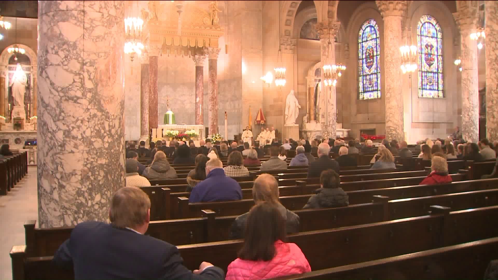 Hundreds gather to pray for Waterbury mayor`s daughter after accident