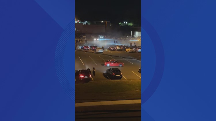 视频:汽车在Wethersfield停车场转甜甜圈