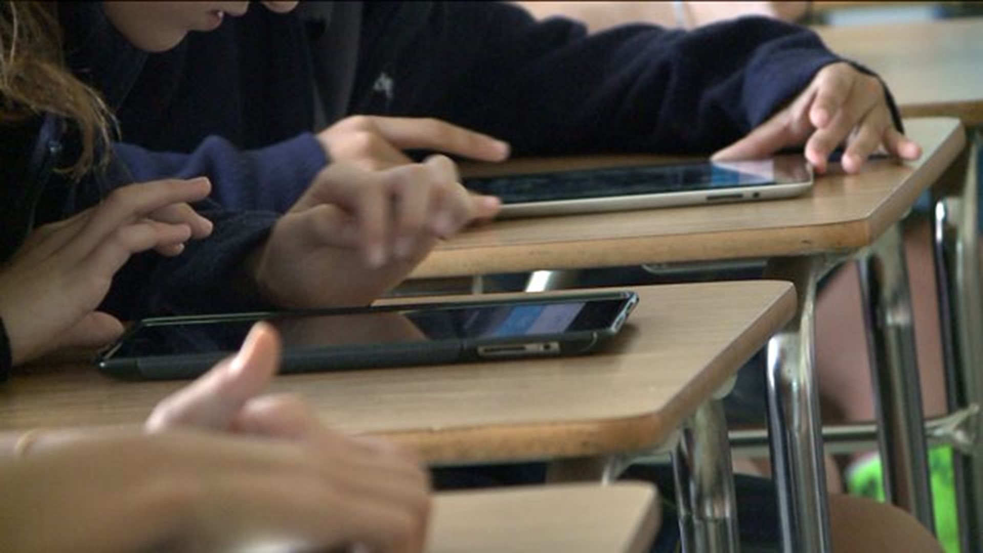 Cheshire Students Use iPads Instead Of Textbooks