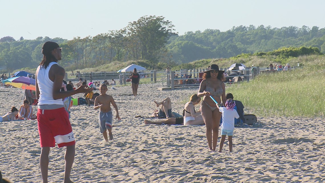 1140px x 641px - Conn. families enjoy a holiday weekend at the beach | fox61.com