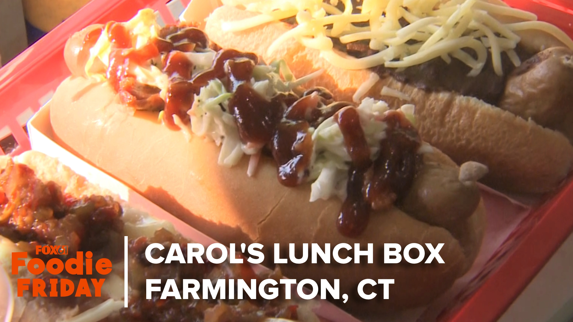 这个美食家星期五，FOX61的Rachel Piscitelli参观了法明顿的Carol’s Lunch Box，品尝了他们的热狗，上面有经典而有创意的配料。