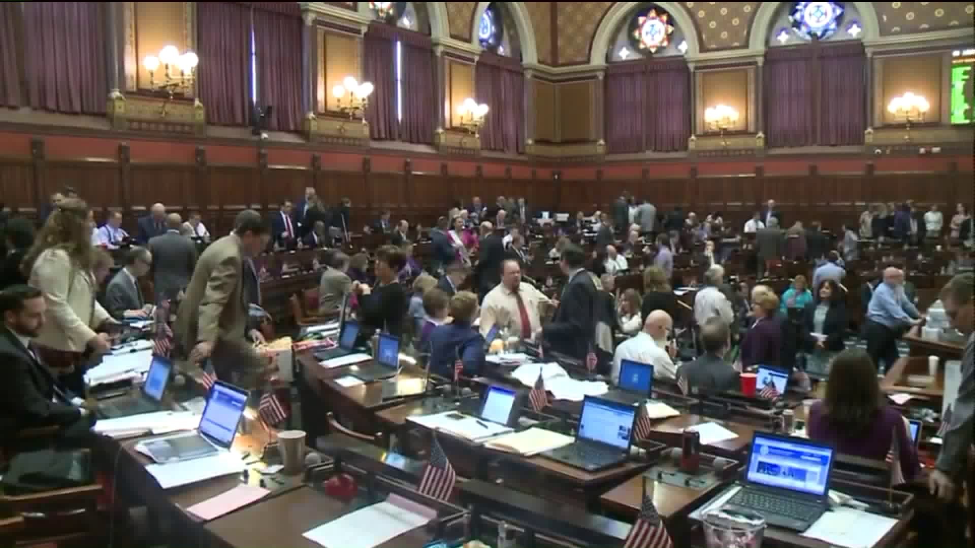 Connecticut lawmakers end challenging session