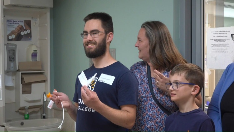 Former NICU patient reunites with his care team before heading to college