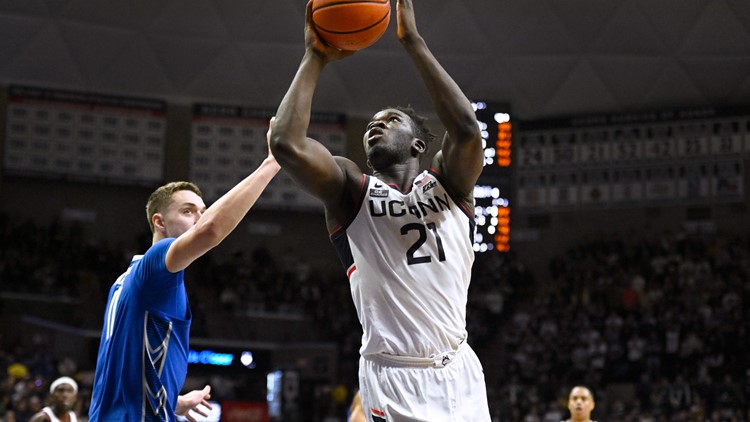 UConn men's basketball team slides 2 spots in AP poll, remains in top 10