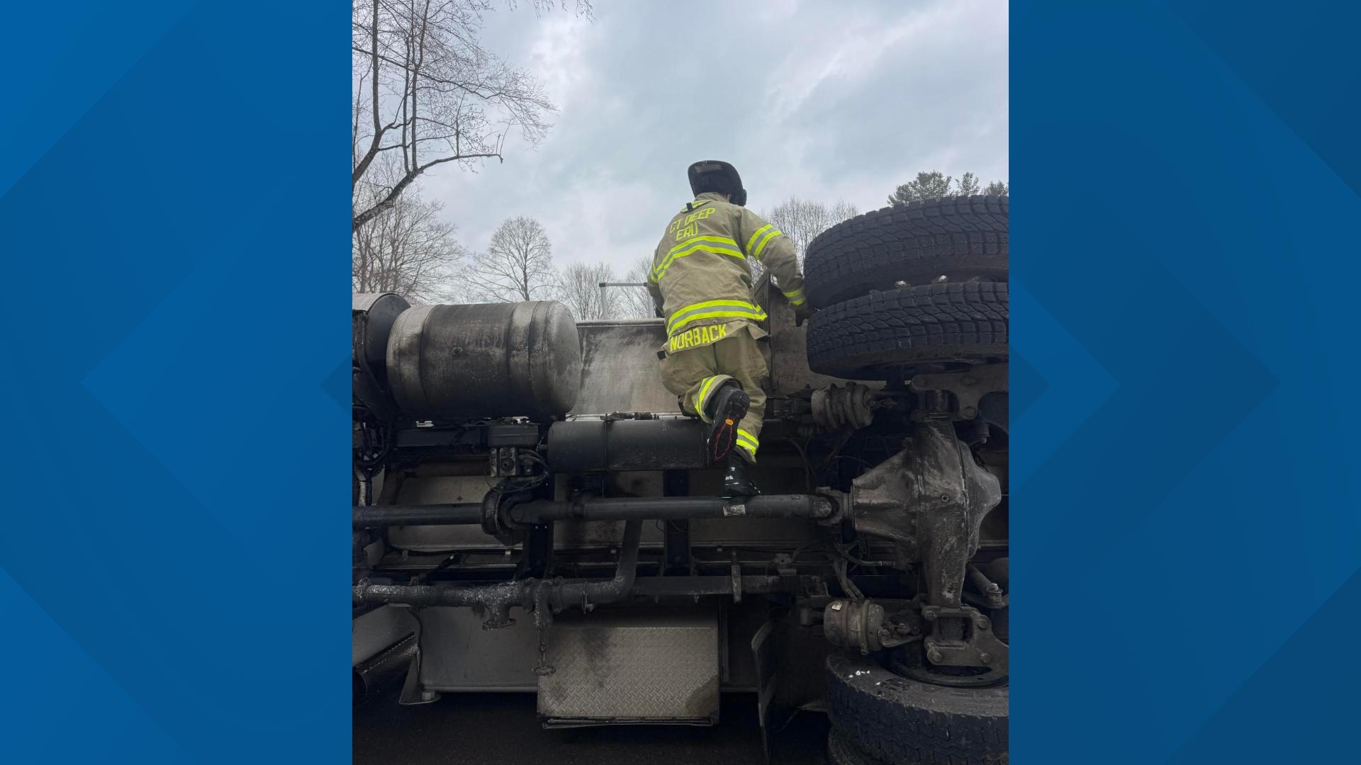 Tanker spills 1,000 gallons of fuel oil after Cheshire crash | fox61.com