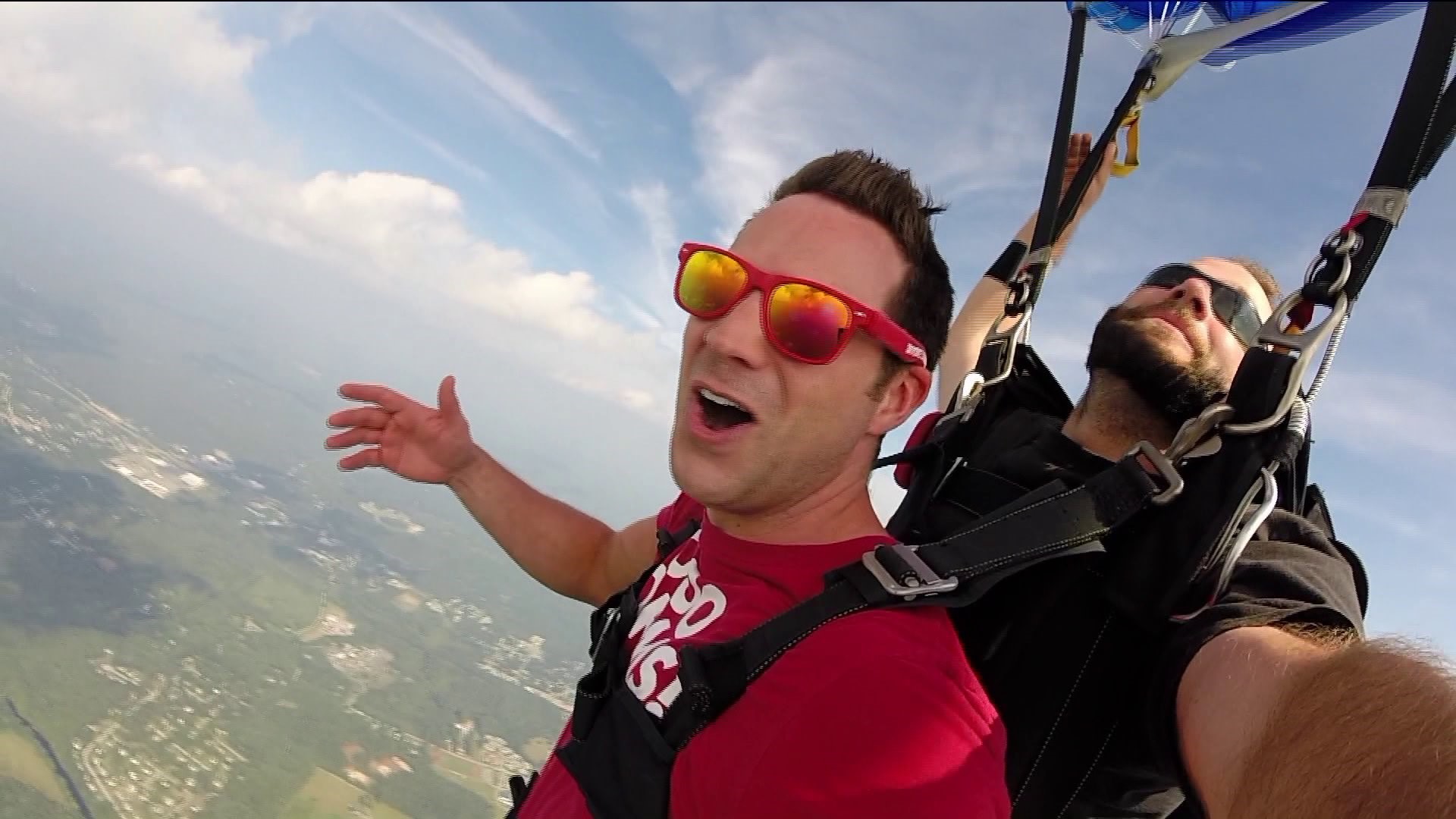 WATCH: Skydivers Stuck On Plane's Landing Gear Fight For Their Lives -  Unofficial Networks