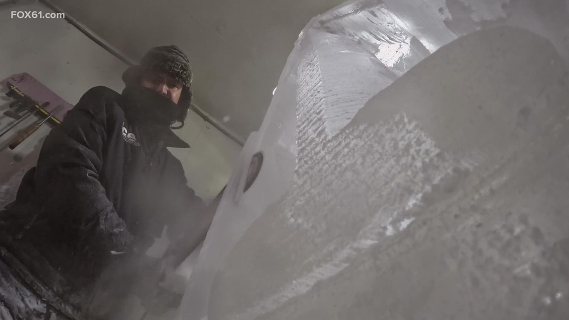 康涅狄格的冰雕艺术家顶着高温制作雕塑