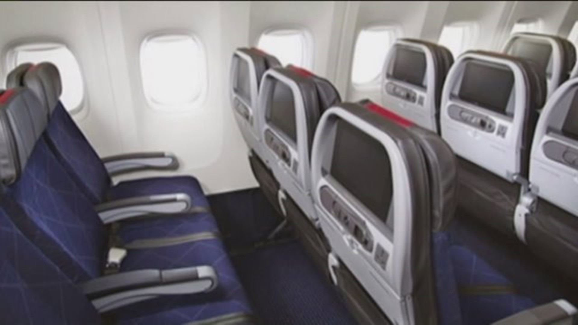 Lawmakers argue for regulation of airplane seat width