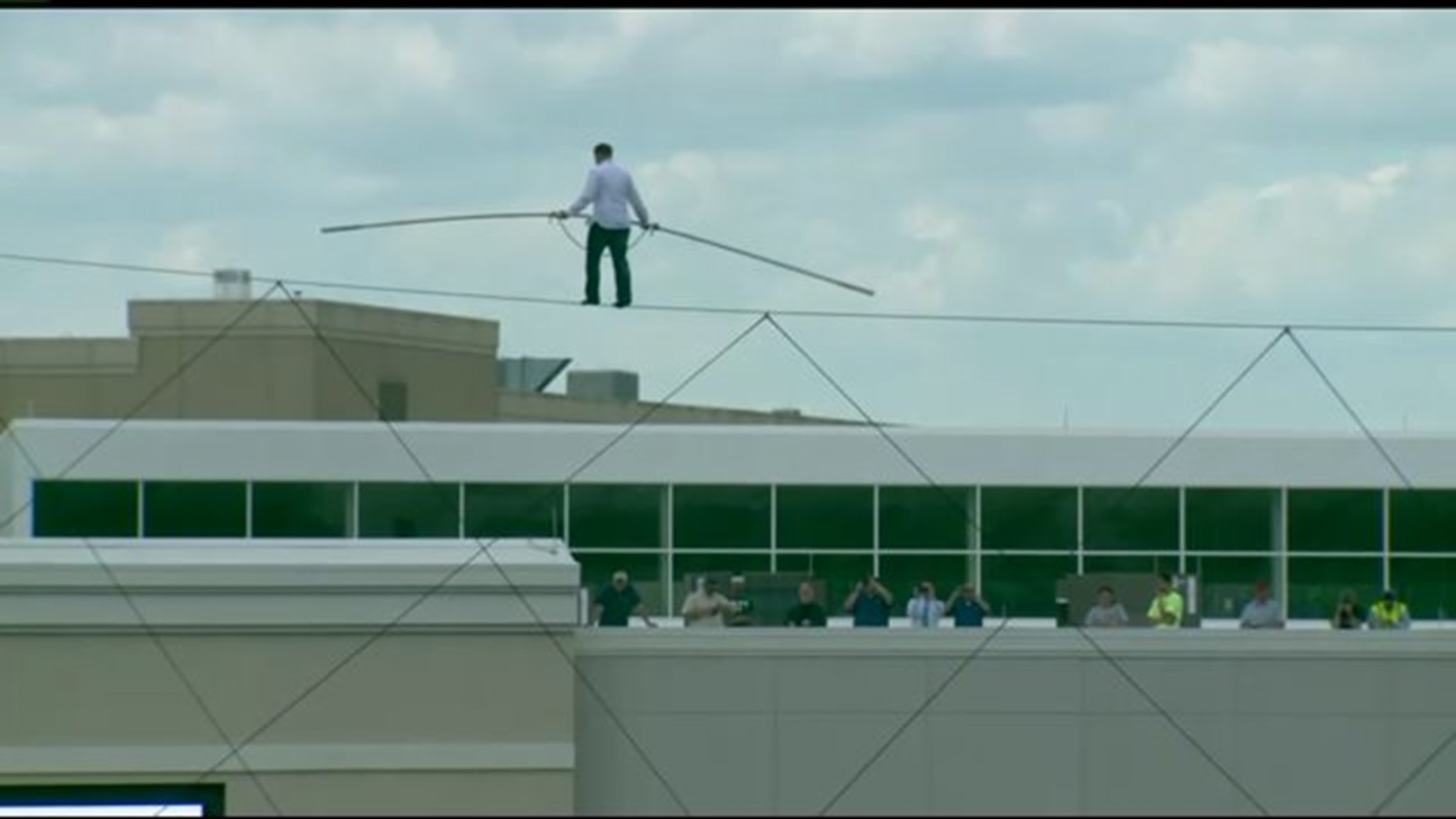 Nik Wallenda tightropes at new Foxwoods outlets