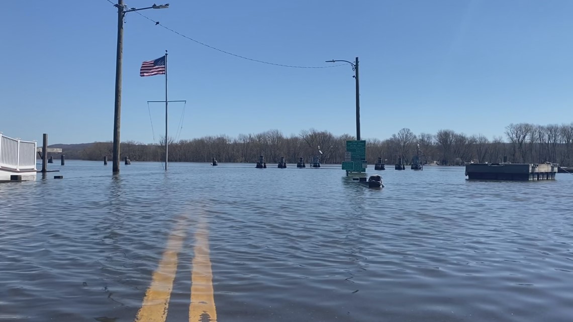 Connecticut River flooding pushes back start of ferries | fox61.com