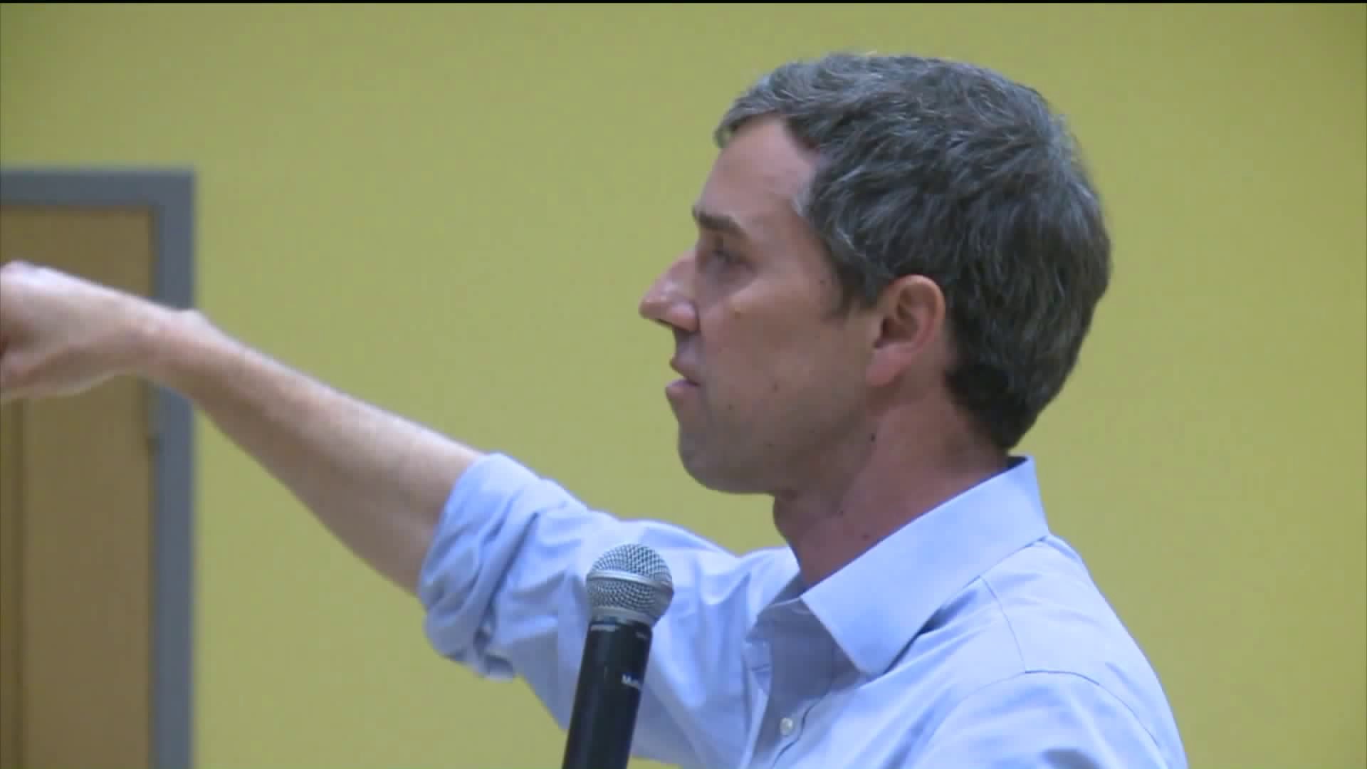 Beto O`Rourke heckled at Newtown event