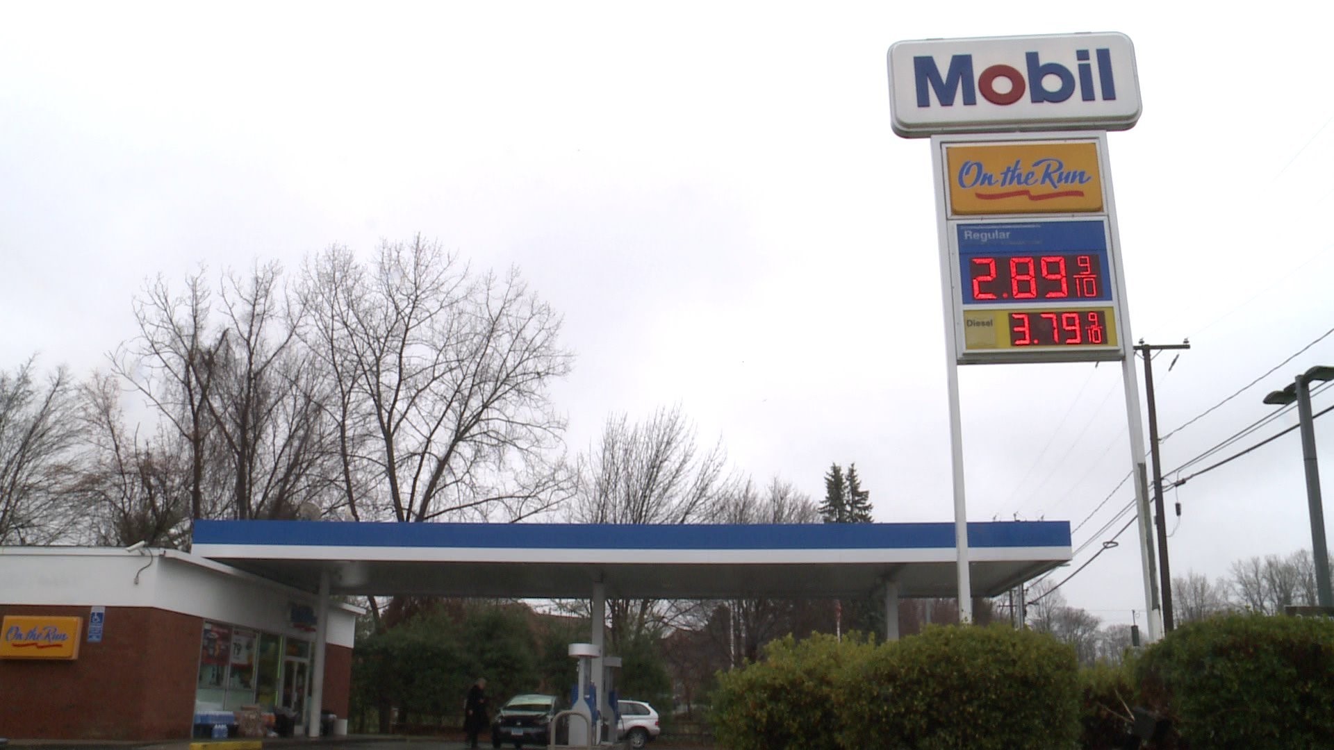 Gas prices drop to lowest level in four years in Connecticut