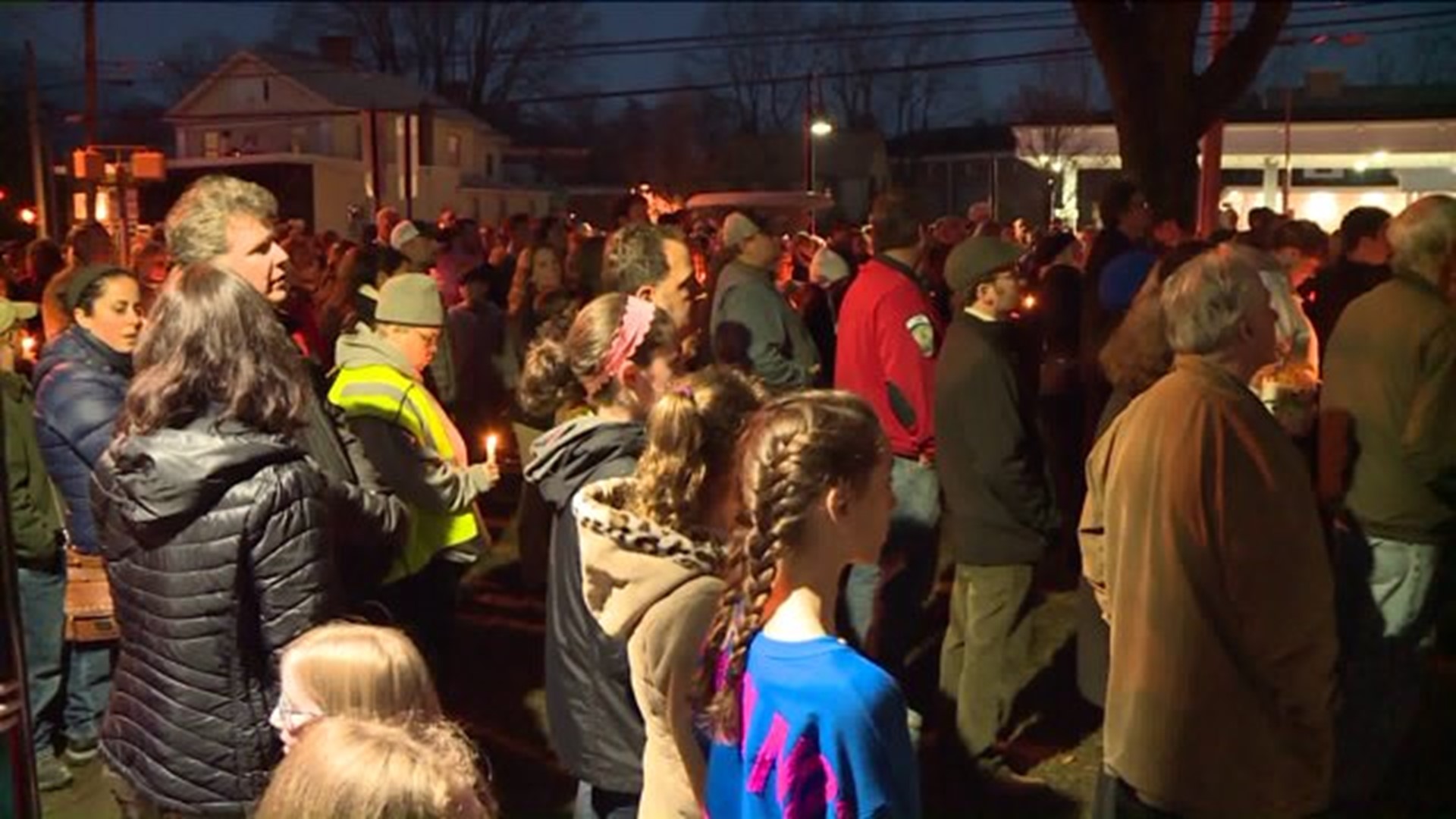 Hundreds gather to honor town`s long-time leader after his death