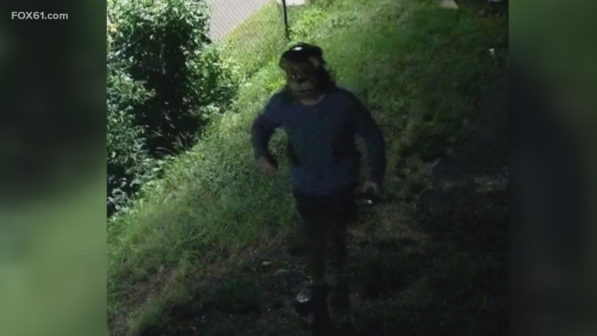 监控录像拍到了嫌犯进出房子的画面。