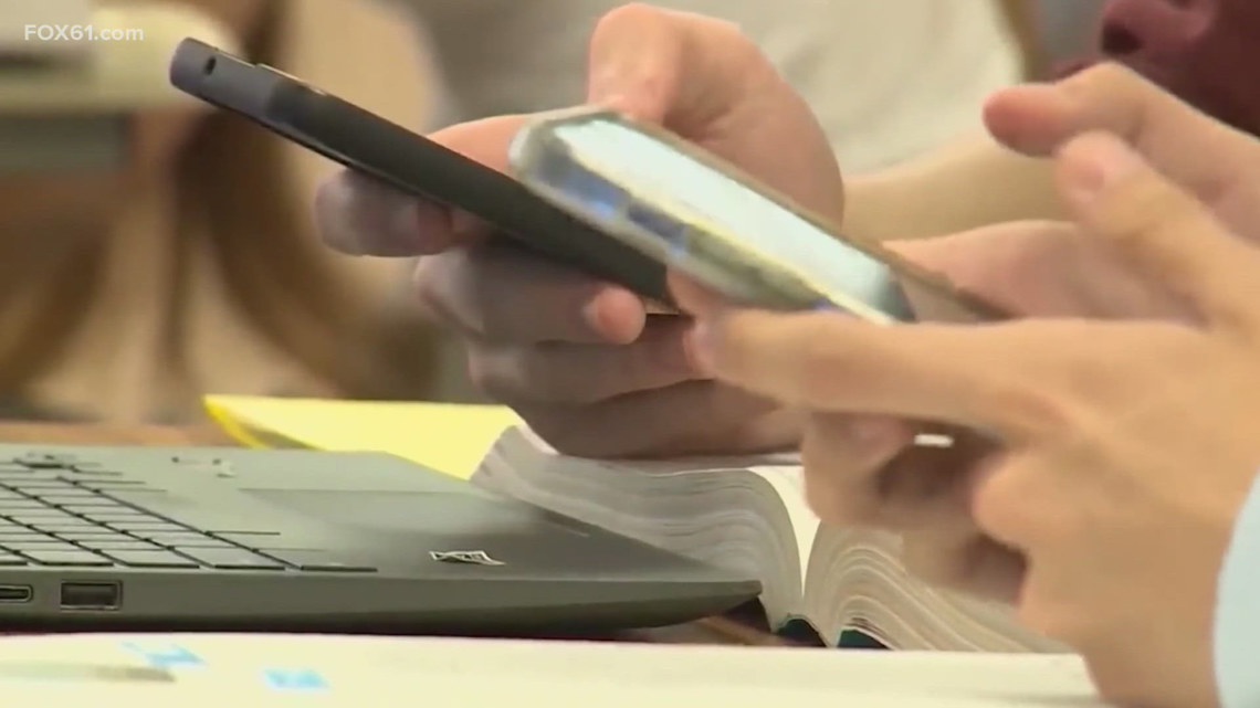 Connecticut bill proposes ban on cellphones in schools; parents express safety concerns