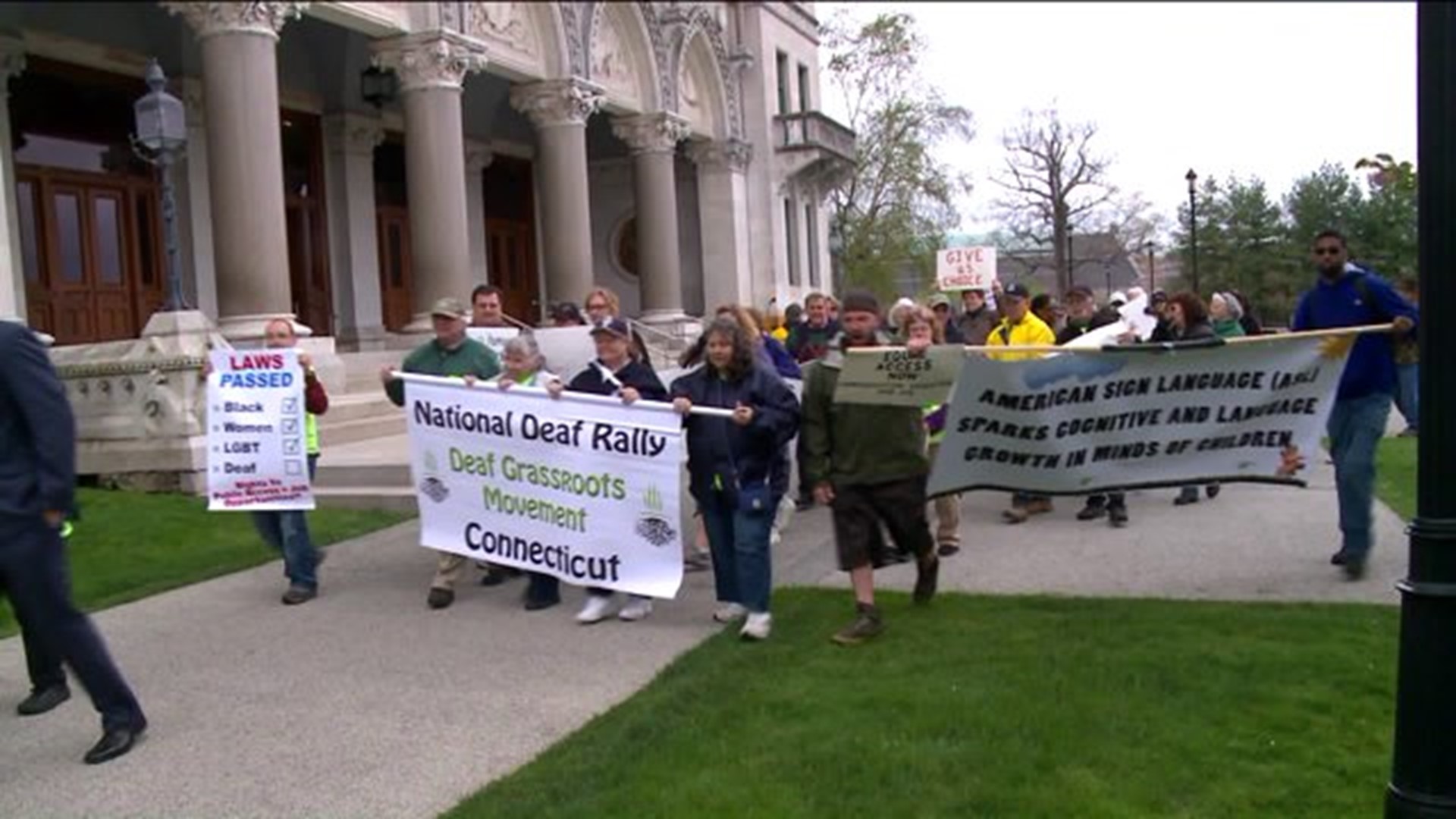 Deaf community rallies at Capitol for more ASL education