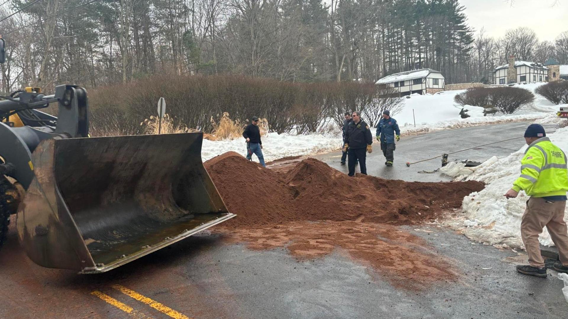Tanker spills 1,000 gallons of fuel oil after Cheshire crash | fox61.com
