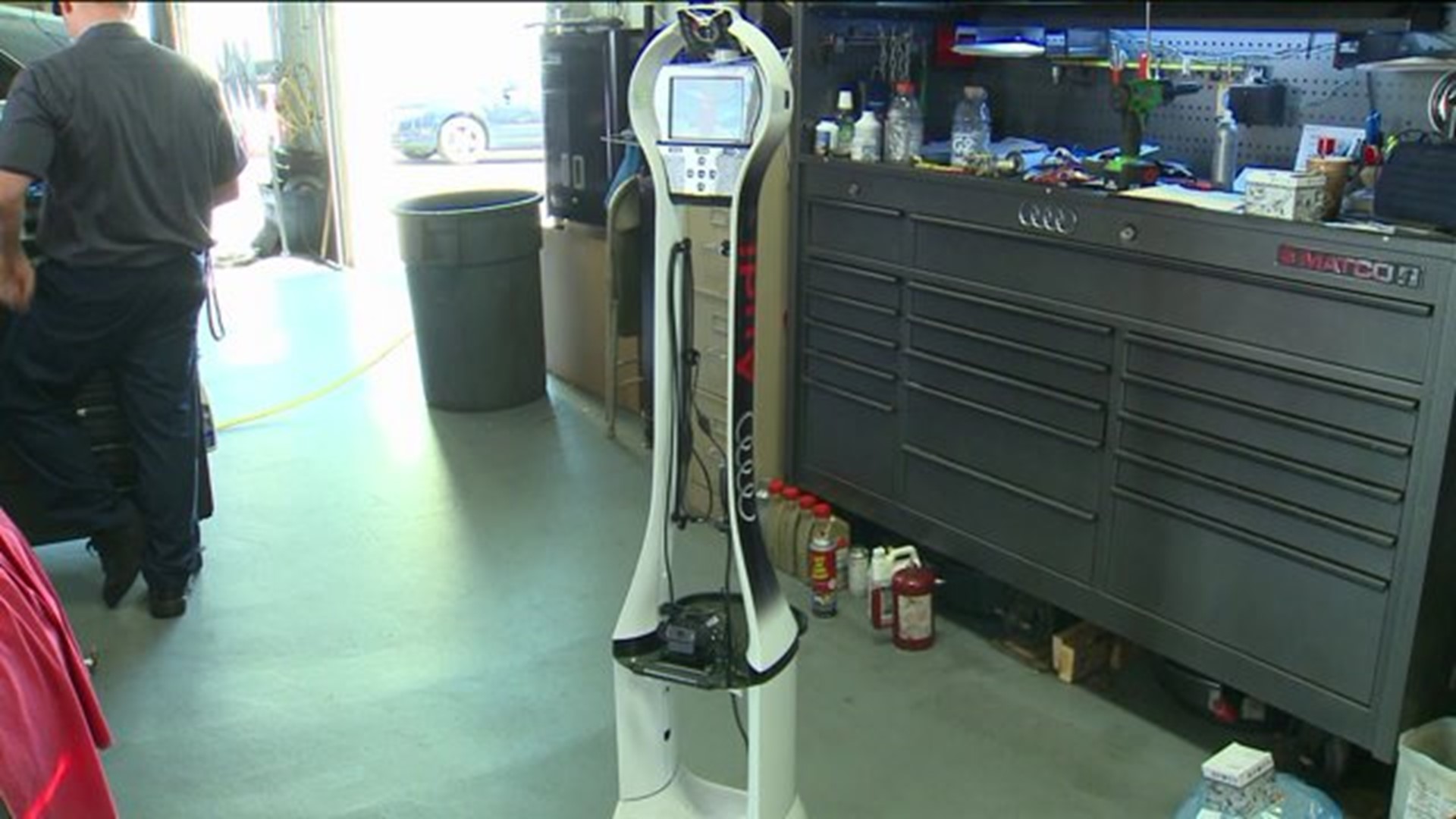 New Robot Helps Fix Cars