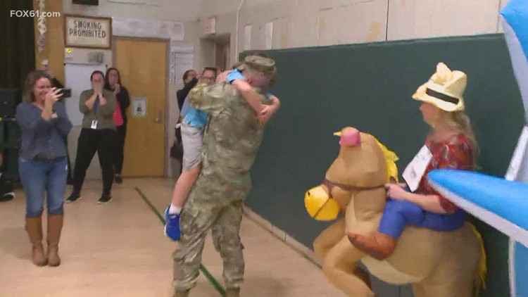康涅狄格州国民警卫队士兵在服役一年后在学校给儿子惊喜