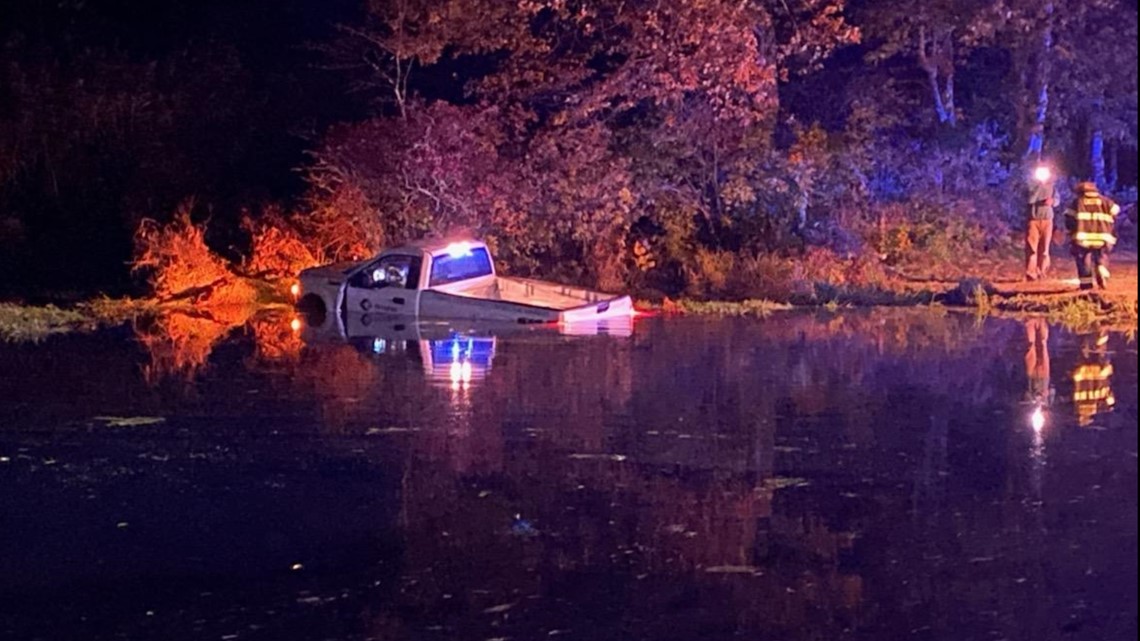 Driver ends up in pond after fleeing crash say Easton Police | fox61.com