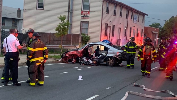 1 dead, 4 injured after 3-vehicle crash in New Haven