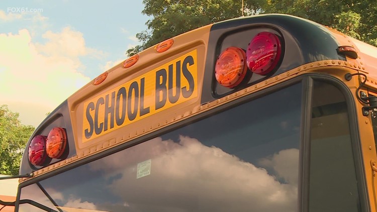 由于校车问题，曼斯菲尔德公立学校取消了从幼儿园到8年级的课程