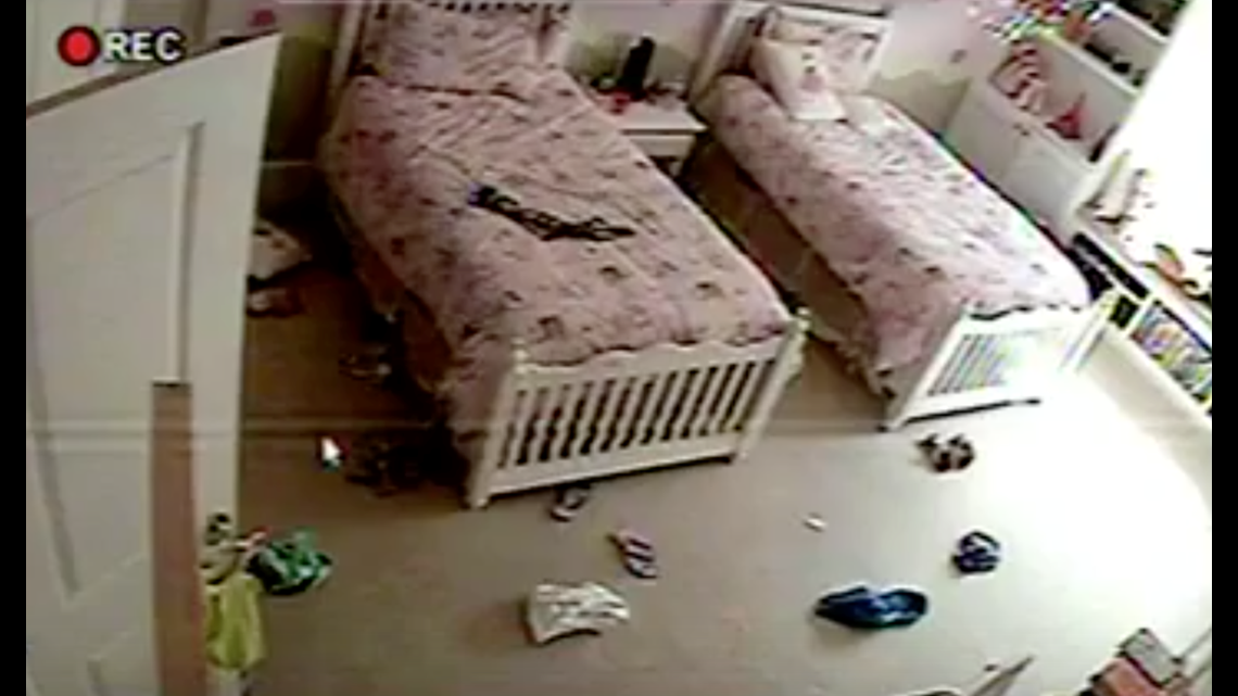 Скрити камера маму. Скрытые камеры в спальные. Видеокамера в спальне. Скрытые видеокамеры в спальне. Веб камеры в спальне.