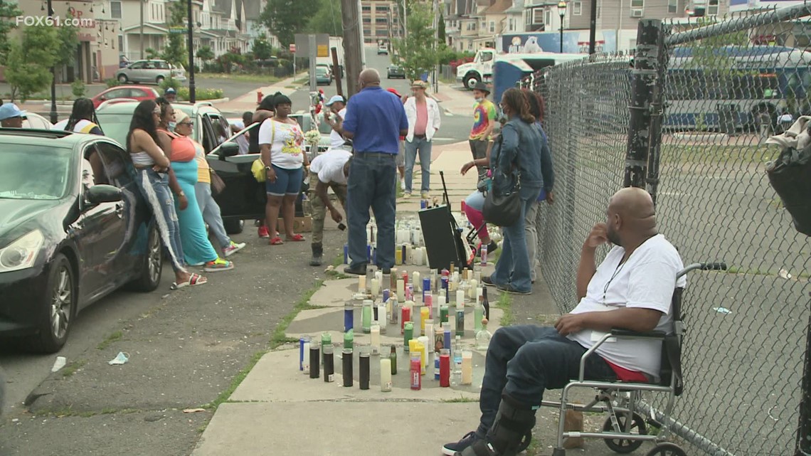 Activists, loved ones gather to remember 40-year-old man fatally stabbed along Irving street in Hartford - Vimarsana News