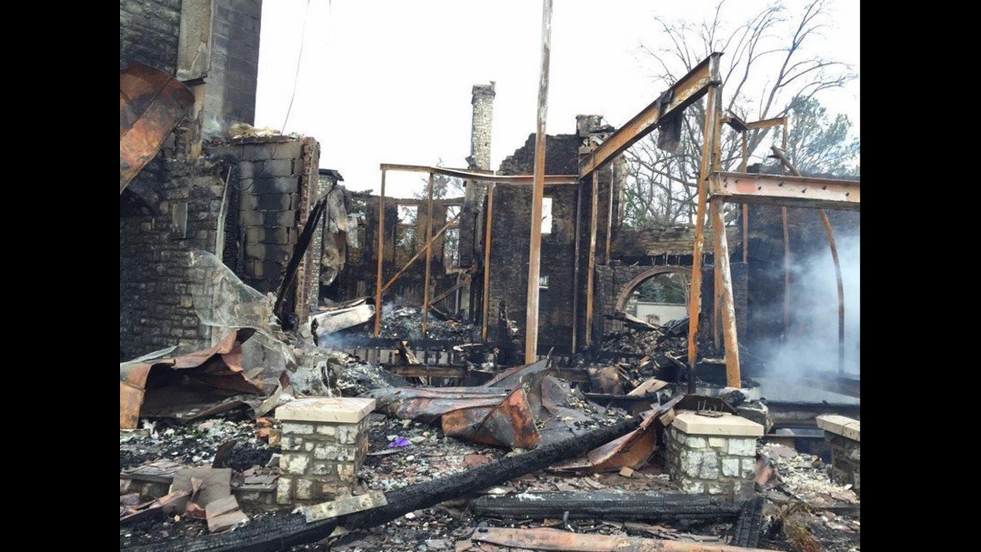 Dry Christmas tree likely caused Annapolis mansion fire that killed 6 ...