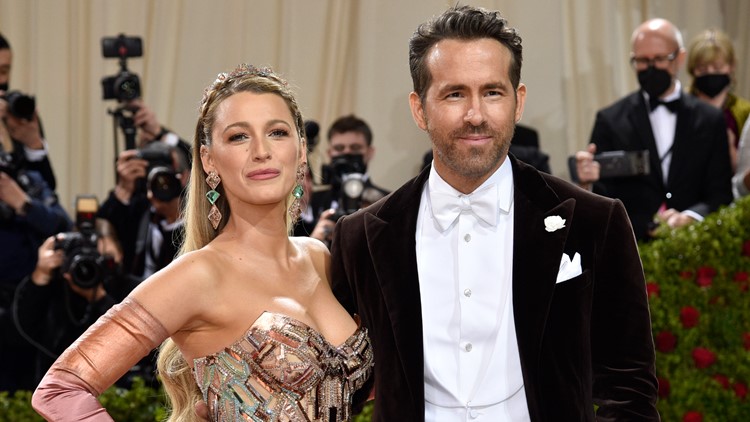Ryan Reynolds, pregnant Blake Lively visit Santa and Ms. Claus at Essex Steam Train