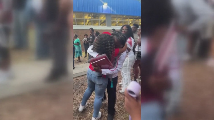 Florida teen's high school graduation milestone moment goes viral