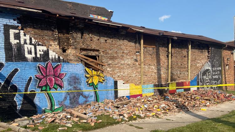 8fca6650 b4d4 404f be17 https://rexweyler.com/toledo-black-lives-matter-activists-respond-to-collapse-of-george-floyd-mural/