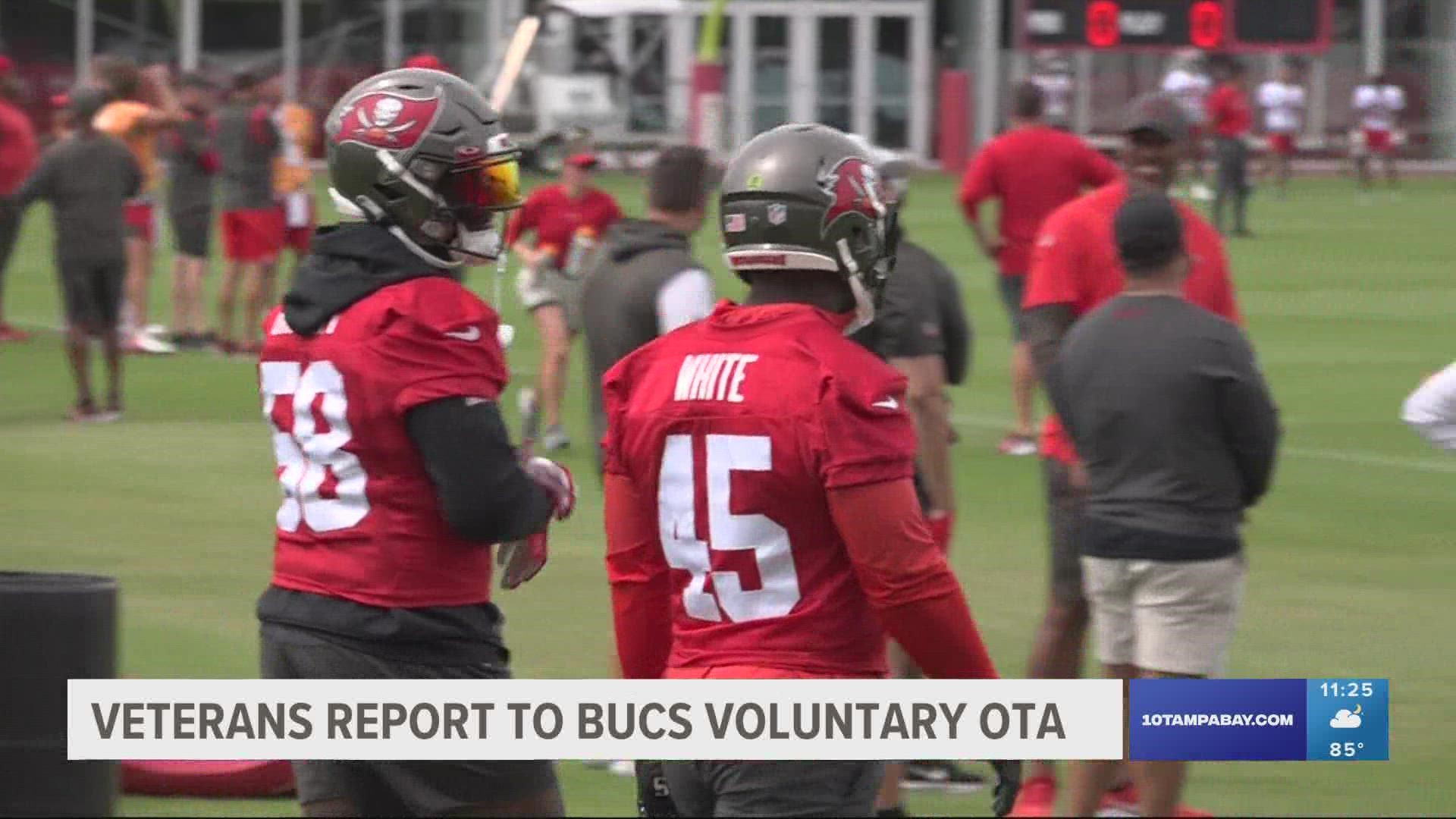 Multiple veteran starters participated in the Bucs' voluntary practice on Wednesday, including linebackers Devin White and Shaquil Barrett.