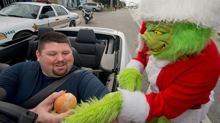 Florida 'Grinch' hands out onions to speeding drivers