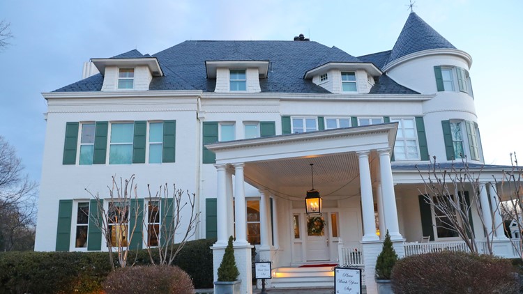 Dejan 3 autobuses llenos de migrantes cerca de la casa de la vicepresidenta Kamala Harris en Nochebuena