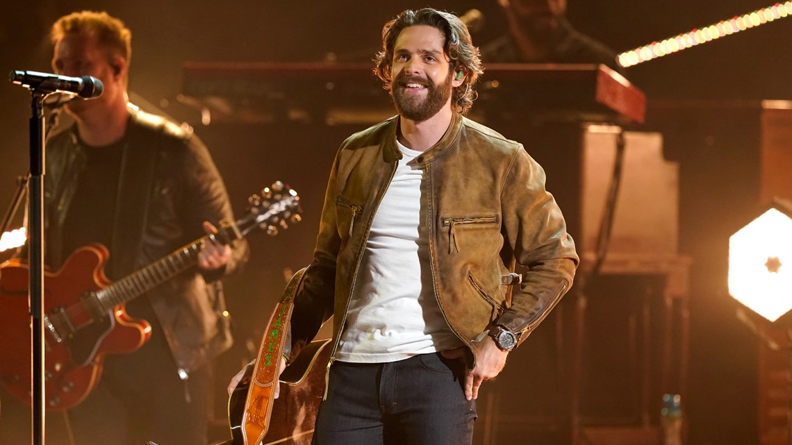 Anyone know what brand guitar Thomas rhett is using on this tour