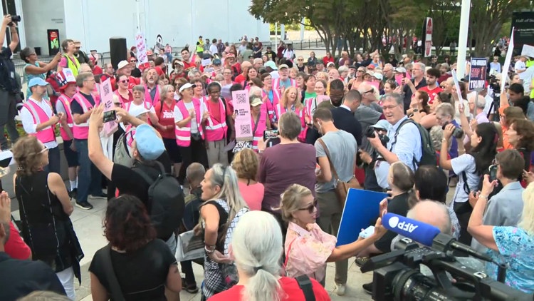 Hundreds gather to form human chain around Kennedy Center amid fears over its future
