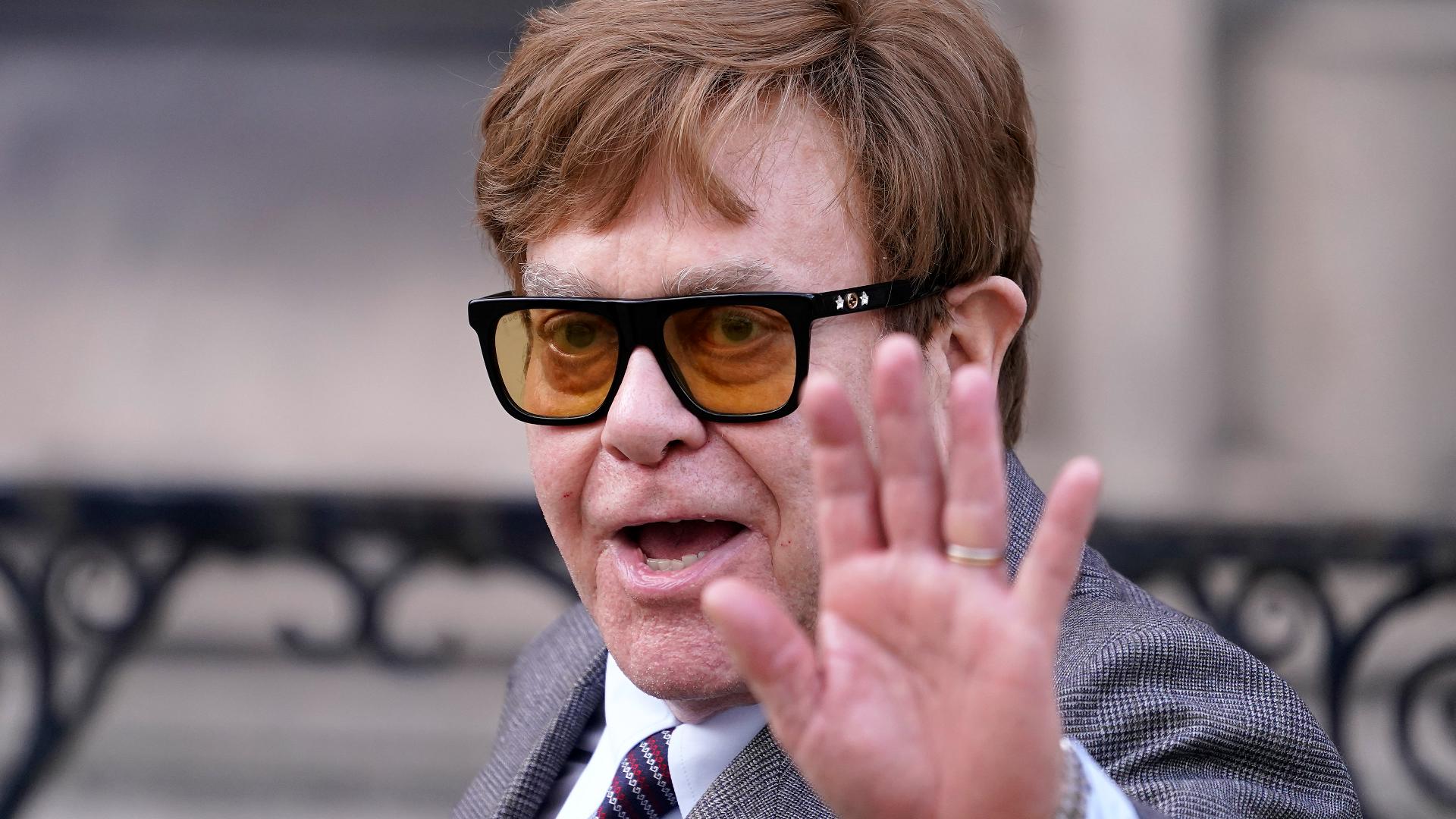 Elton John says he struggled to watch his new musical because he has lost his eyesight after contracting an infection.