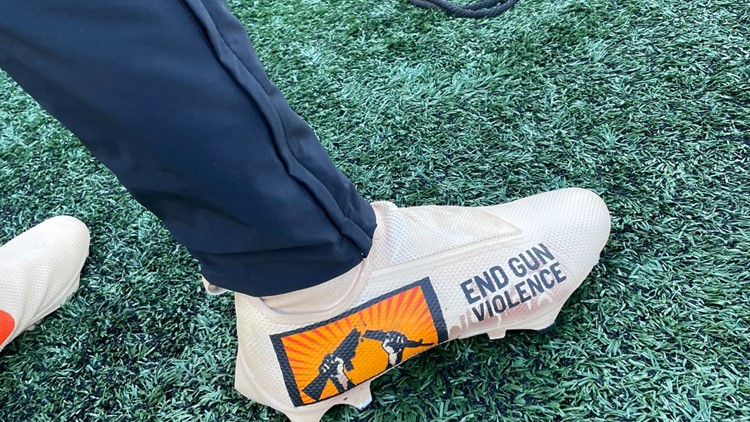 Shot Commanders running back wears 'End Gun Violence' cleats vs Giants