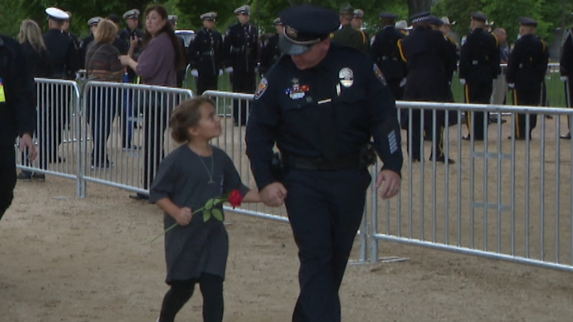 Thousands gather to honor fallen law enforcement | fox43.com