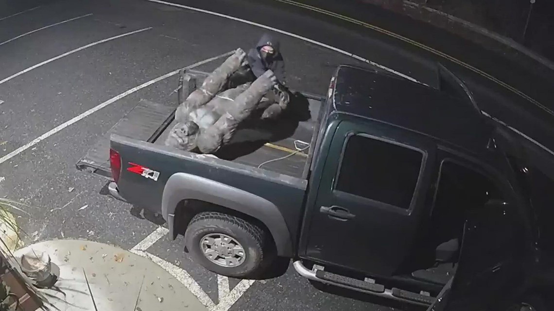 VIDEO: Man Steals Gorilla Statue From Outside Antique Store | Fox43.com