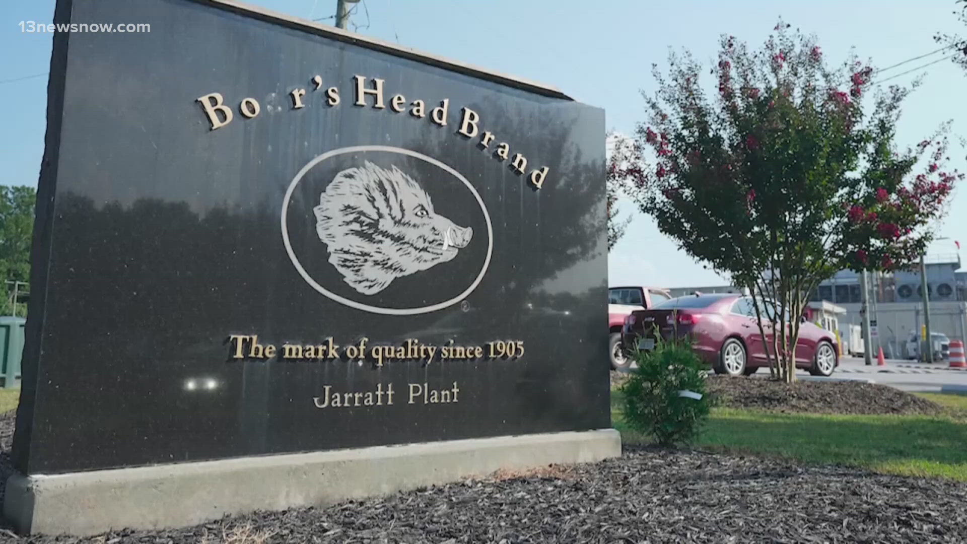 Officials have launched an internal investigation into how the agency handled reports of serious problems tied to a deadly listeria outbreak at a Boar's Head plant.