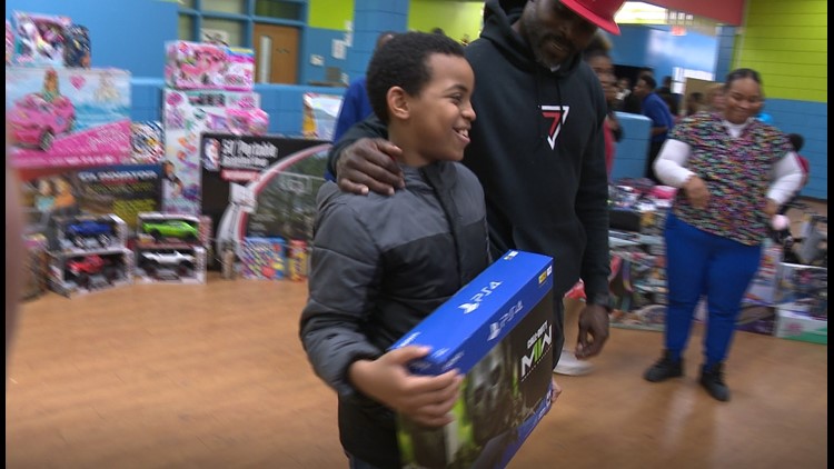 Michael Vick surprises Boys and Girls Club with truck full of presents