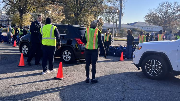 Thousands of free turkeys given away at Military Circle Mall