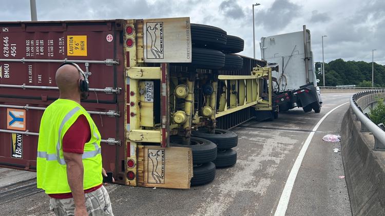 Tractor-trailer overturns on I-564 in Norfolk