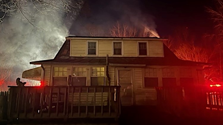 3 people displaced by early morning fire in Suffolk