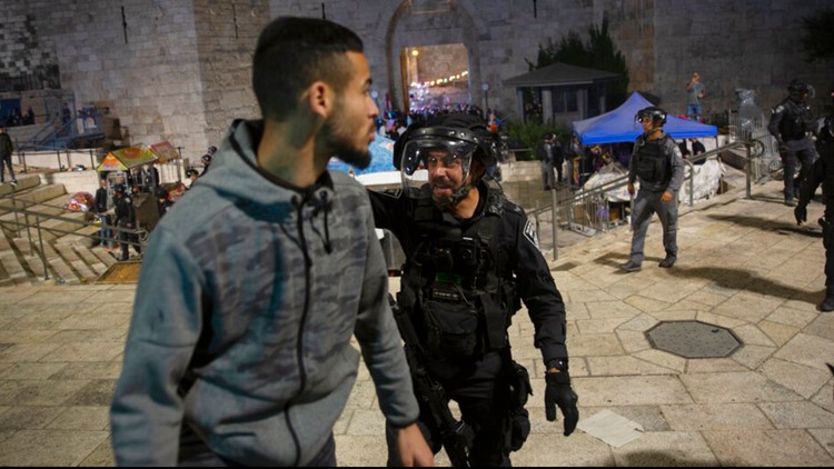 6fc15e87 c617 49ef 9fdd https://rexweyler.com/ap-palestinians-israel-police-clash-at-al-aqsa-mosque-53-hurt/